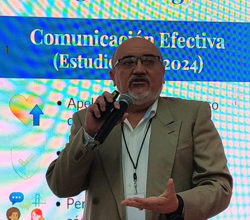Tony Aranda impartiendo una sesión de comunicación